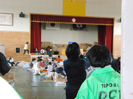 福島県いわき市中央台南小学校避難所でうどんの炊き出しを行いました。