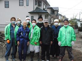 被災民家のガレキ・ヘドロの撤去作業