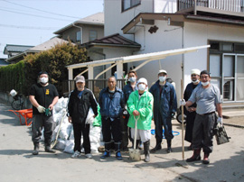 被災民家のガレキ・ヘドロの撤去作業