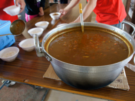 赤井地区体育館のカレーライスの炊き出し