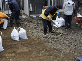 赤井地区被災民家にてヘドロ・ガレキの撤去作業