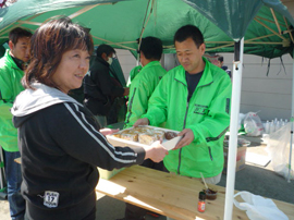 宮城県東松島市赤井市民センターでうどんの炊出し04