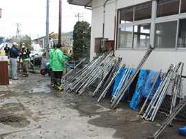 南区新町地区センター内のガレキ・ヘドロの撤去作業03