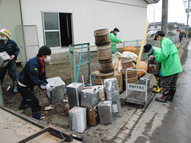 南区新町地区センター内のガレキ・ヘドロの撤去作業06