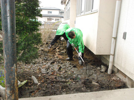 南区新町地区センター内のガレキ・ヘドロの撤去作業08