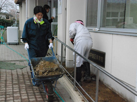 南区新町地区センター内のガレキ・ヘドロの撤去作業09