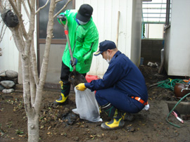 赤井地区　藤村邸のガレキ・ヘドロの撤去作業01