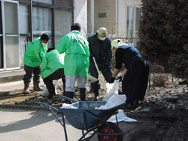 被災民家“周辺の駐車場”04