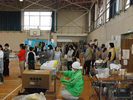 赤井地区体育館にて焼肉丼の炊き出し04