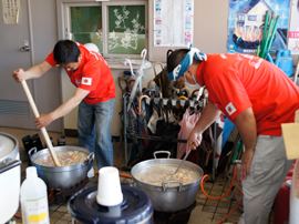 赤井地区体育館にてカレーライスの炊き出し02