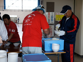 赤井地区体育館にてカレーライスの炊き出し03