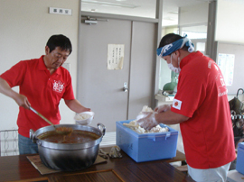 赤井地区体育館にてカレーライスの炊き出し05