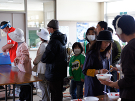 赤井地区体育館にてカレーライスの炊き出し06