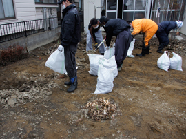 赤井地区被災民家にてヘドロ・ガレキの撤去作業02