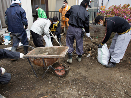 赤井地区被災民家にてヘドロ・ガレキの撤去作業05