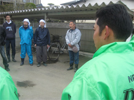 宮城県東松島市避難所、周辺でガレキ・ヘドロの撤去作業04